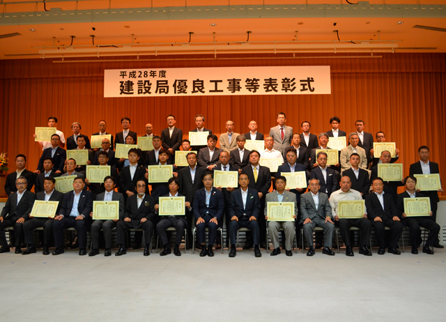 「上平井橋長寿命化工事」が平成28年度建設局優良工事として建設局長表彰を受賞しました!