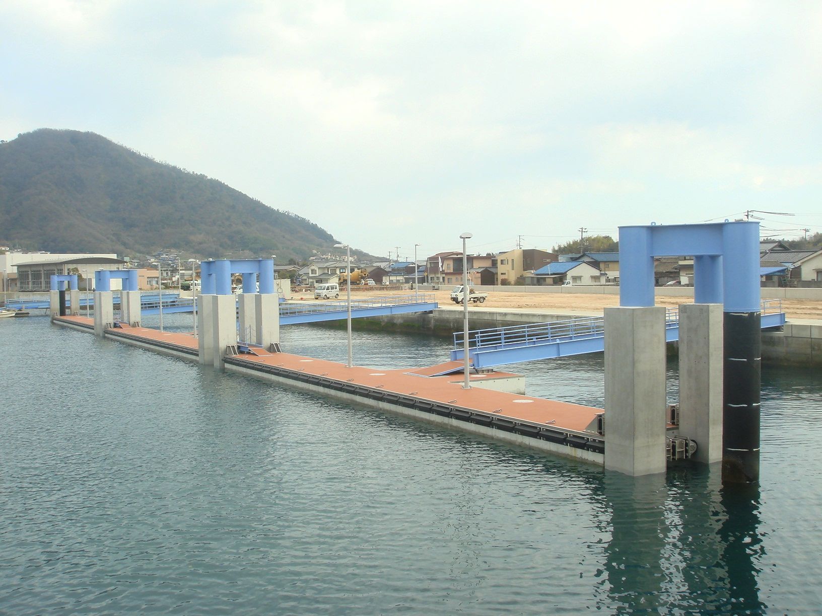 横田港浮桟橋